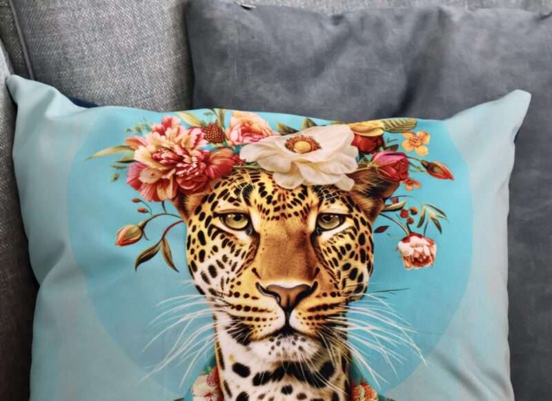 Coussin - Housse Guépard au costume fleuri – Image 3