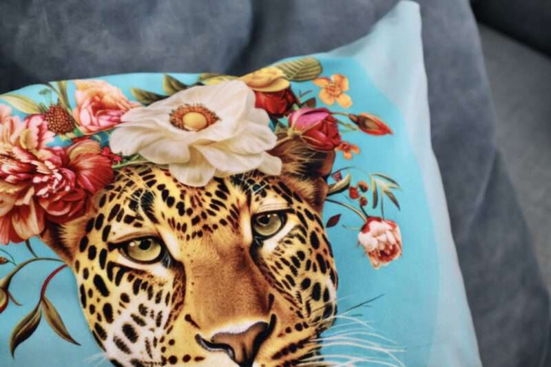 Coussin - Housse Guépard au costume fleuri – Image 2