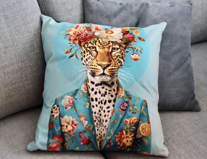 Coussin - Housse Guépard au costume fleuri